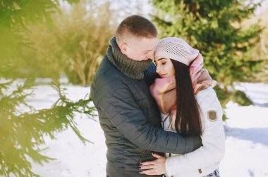 Yürüyüşe çıkmış çift.