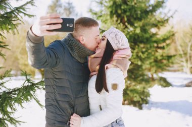 Yürüyüşe çıkmış çift.