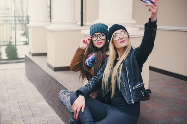 Hermosas chicas de moda al aire libre — Foto de Stock