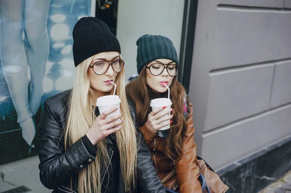 Meninas de moda bonita ao ar livre — Fotografia de Stock