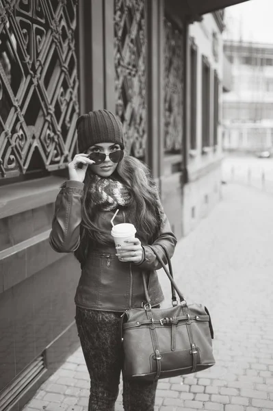 Meninas de moda bonita ao ar livre — Fotografia de Stock