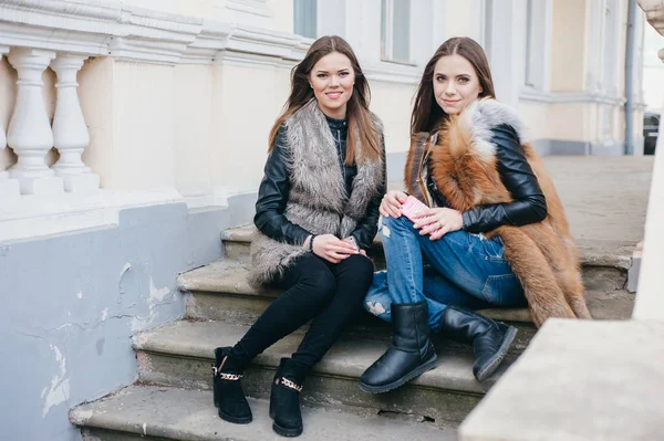 Hermosas chicas en la calle — Foto de Stock