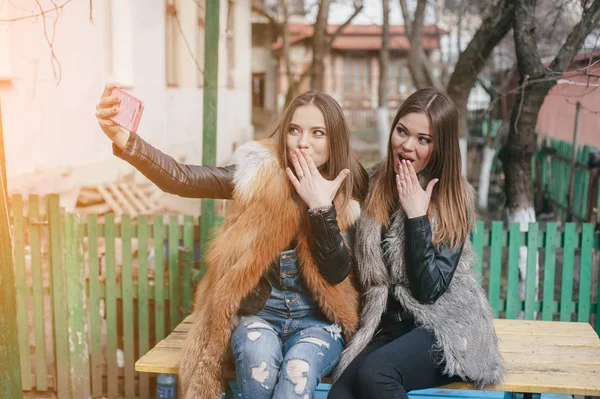 Jeunes modèles en manteaux de fourrure — Photo