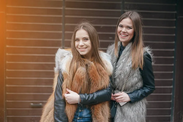 Schöne Mädchen auf der Straße — Stockfoto