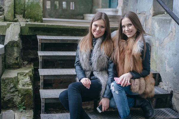 Hermosas chicas en la calle — Foto de Stock