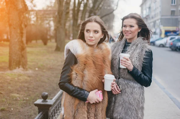 Høstmodell i parken – stockfoto