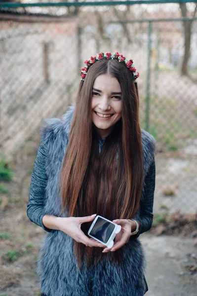 Fille avec téléphone — Photo