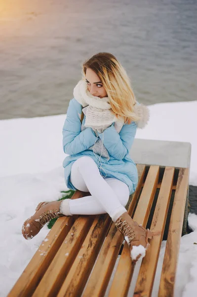 Vacker flicka på vinterpromenad — Stockfoto