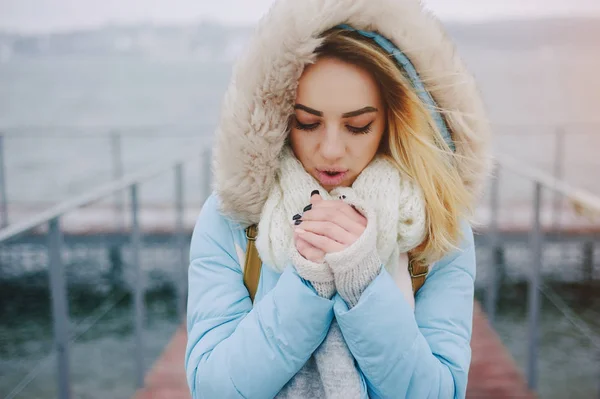 Menina bonita no passeio de inverno — Fotografia de Stock