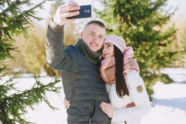 Pareja en un paseo —  Fotos de Stock