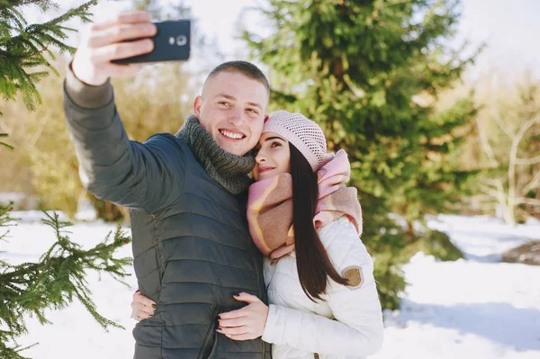 Pareja en un paseo —  Fotos de Stock