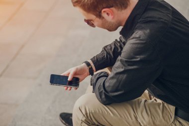 şehirde dolaşan adam