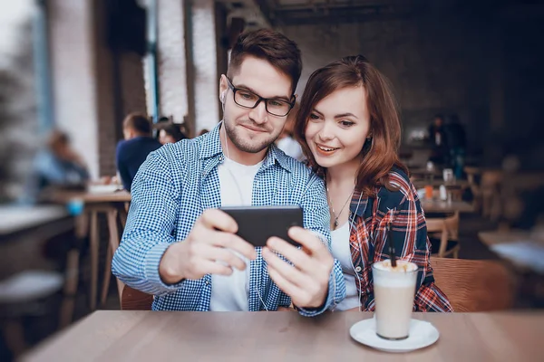 Älskande par i ett café — Stockfoto