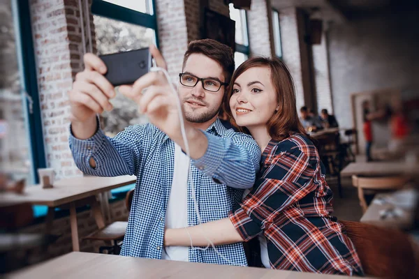 Pareja cariñosa en un café — Foto de Stock