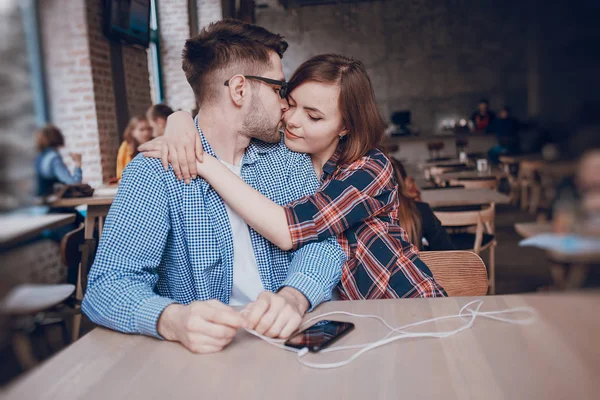 Verliefde paar in een café — Stockfoto