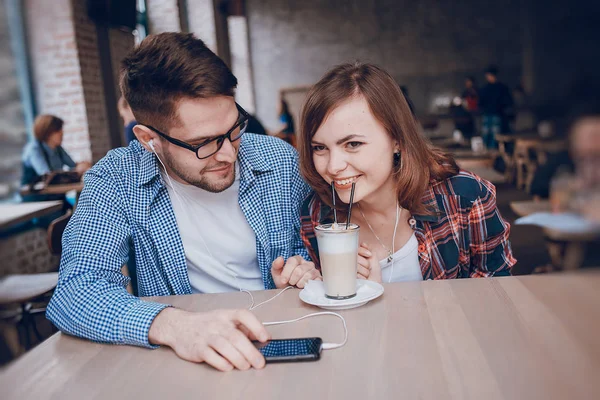 Älskande par i ett café — Stockfoto