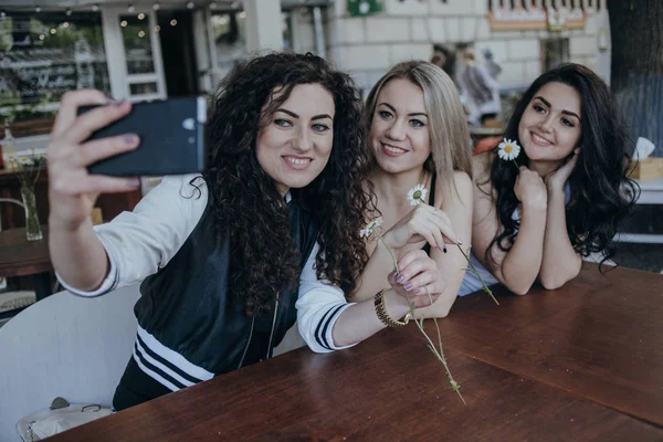 Три красивые девушки — стоковое фото