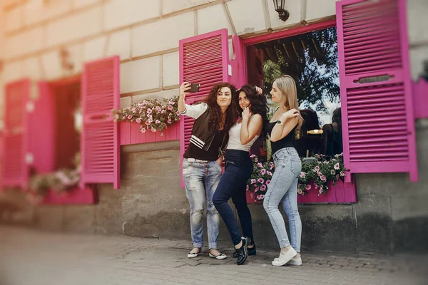 Três meninas bonitas — Fotografia de Stock