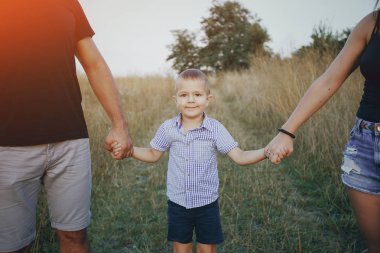 bir çocuk ile genç aile açık havada eğlence var