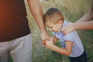 bir çocuk ile genç aile açık havada eğlence var