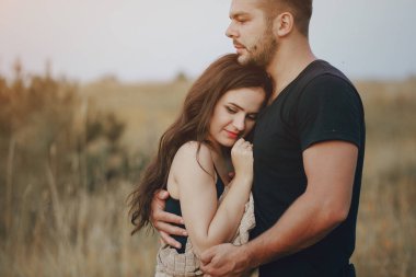 bir çocuk ile genç aile açık havada eğlence var