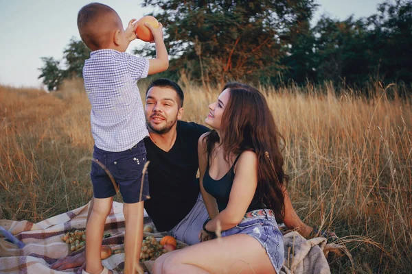 Familia joven con un niño divertirse al aire libre — Foto de Stock