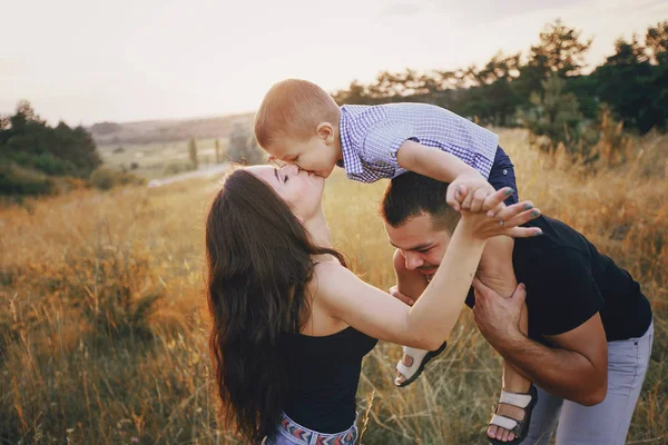 Mladá rodina s dítětem bavit venku — Stock fotografie