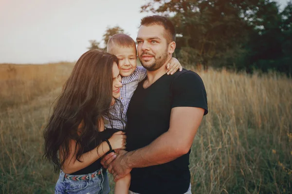 Bir çocuk ile genç aile açık havada eğlence var — Stok fotoğraf