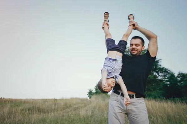 Fiatal család és a gyermek szabadban szórakozik — Stock Fotó