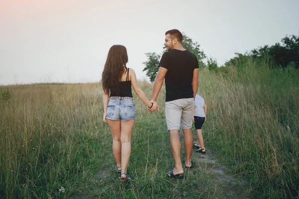 Bir çocuk ile genç aile açık havada eğlence var — Stok fotoğraf