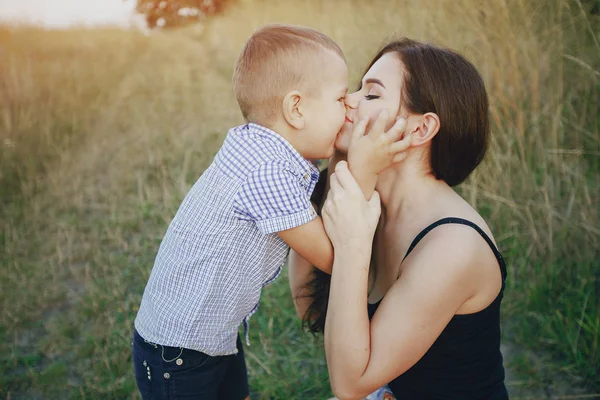 若い家族は子供と楽しくアウトドア — ストック写真