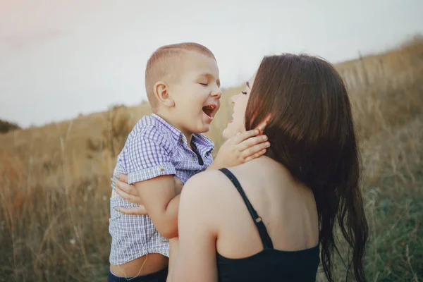 Bir çocuk ile genç aile açık havada eğlence var — Stok fotoğraf