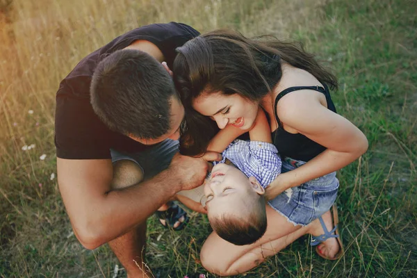 Giovane famiglia con un bambino divertirsi all'aperto — Foto Stock