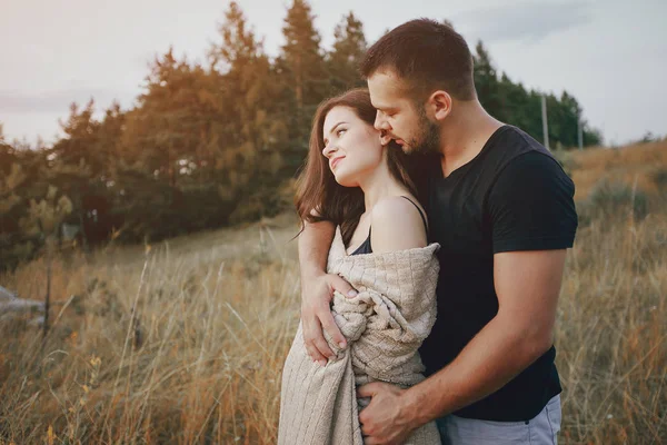 Familia joven con un niño divertirse al aire libre — Foto de Stock