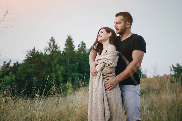 Bir çocuk ile genç aile açık havada eğlence var — Stok fotoğraf