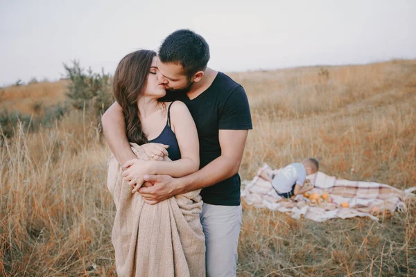 Familia joven con un niño divertirse al aire libre — Foto de Stock