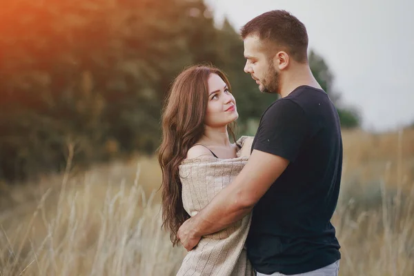 bir çocuk ile genç aile açık havada eğlence var