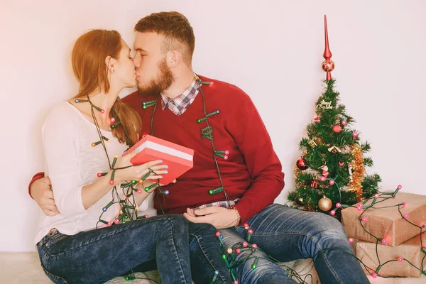 Αγάπη ζευγάρι διακόσμηση του Χριστουγεννιάτικου δέντρου — Φωτογραφία Αρχείου