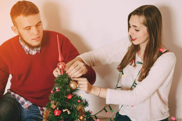 Casal amoroso decoração árvore de Natal — Fotografia de Stock
