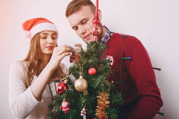 Casal amoroso decoração árvore de Natal — Fotografia de Stock