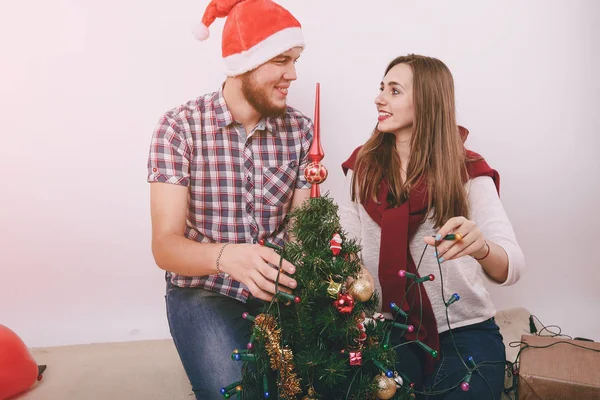Karácsonyfa díszítő szerető pár — Stock Fotó