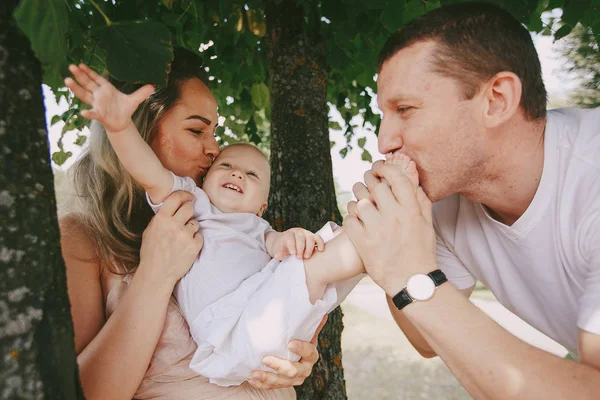 Familia feliz HD — Foto de Stock