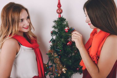 İki kız yeni yıl tatil için hazırlanıyorlar