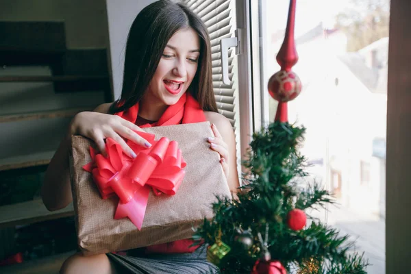 Duas meninas estão se preparando para as férias de Ano Novo — Fotografia de Stock