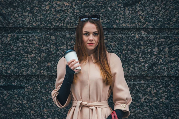 Meninas bonitas em uma caminhada — Fotografia de Stock