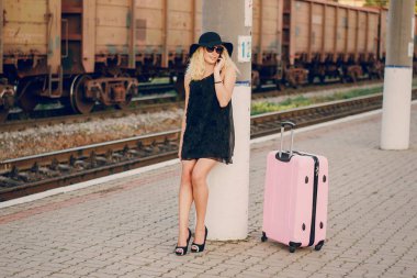 raiway istasyonunda güzel kız