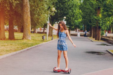 genç kız yürüyüş parkı