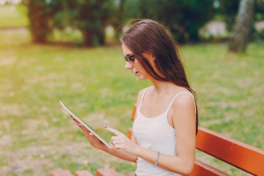 genç kız yürüyüş parkı