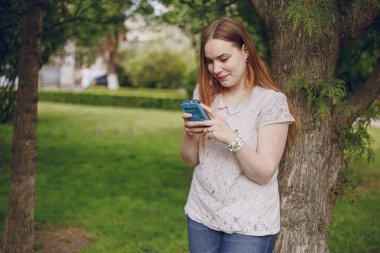 yolda üç güzel kız
