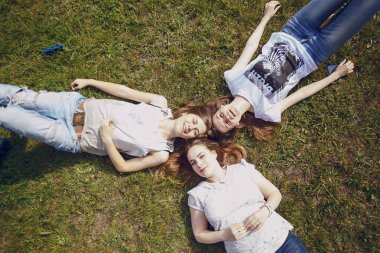 yolda üç güzel kız